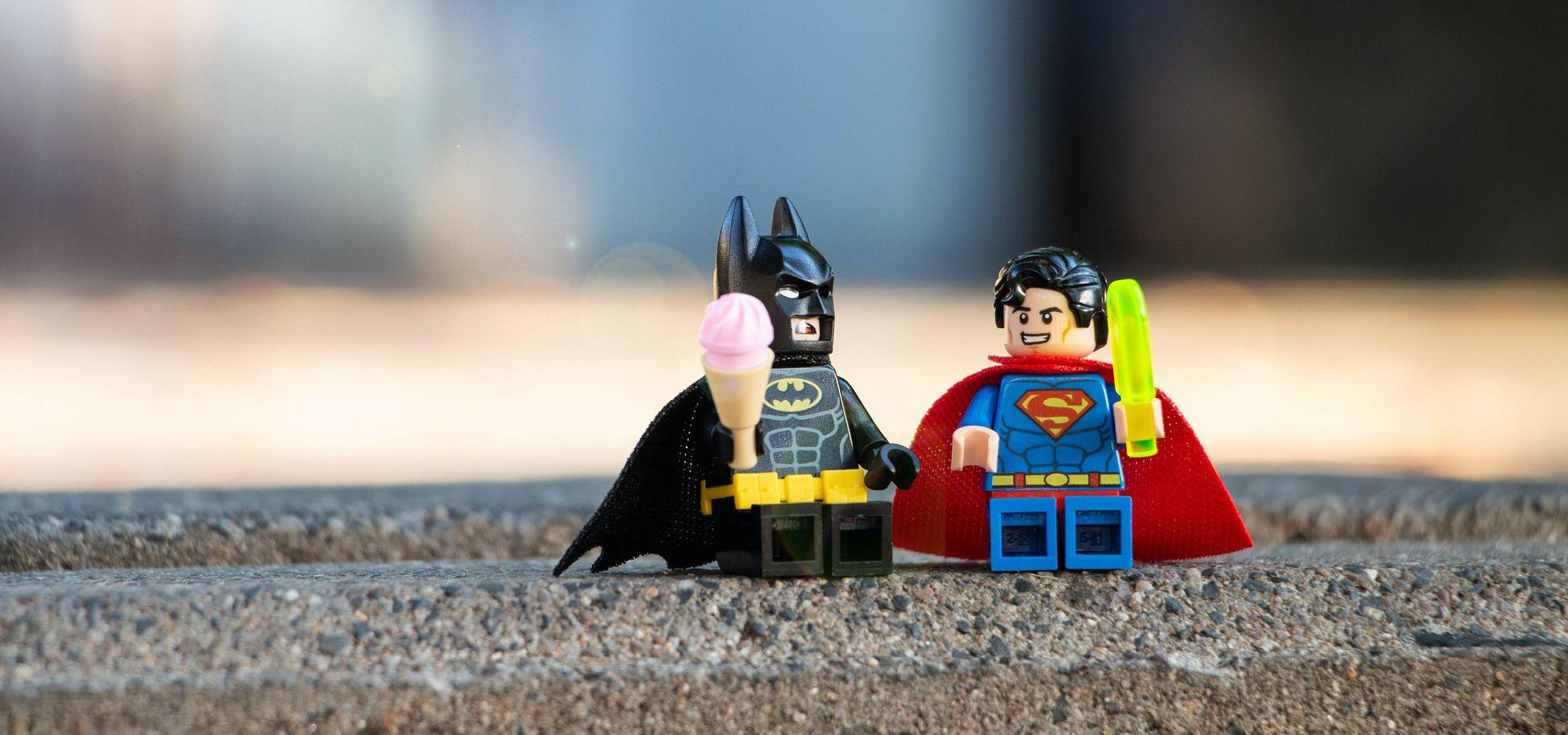Lego-Figuren von Batman und Superman als Citizen Developers, die neuen Helden, die die Digitalisierung in Europa vorantreiben.