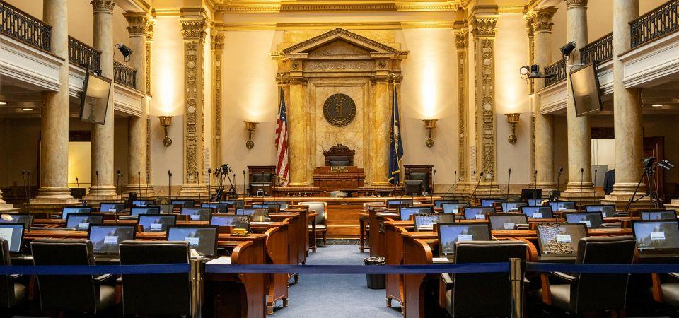 Kongresssaal der Regierung mit aufgereihten Laptops und anderen technischen Geräten.