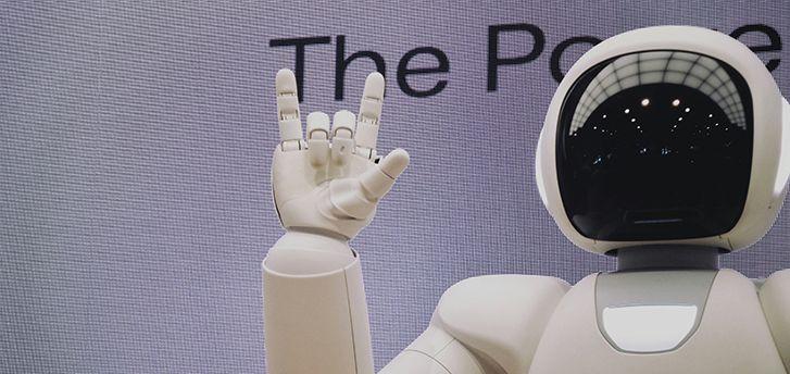 Das Bild eines Roboters mit dem Zeichen der Liebe zeigt, wie Technologie Regierungen revolutionieren kann