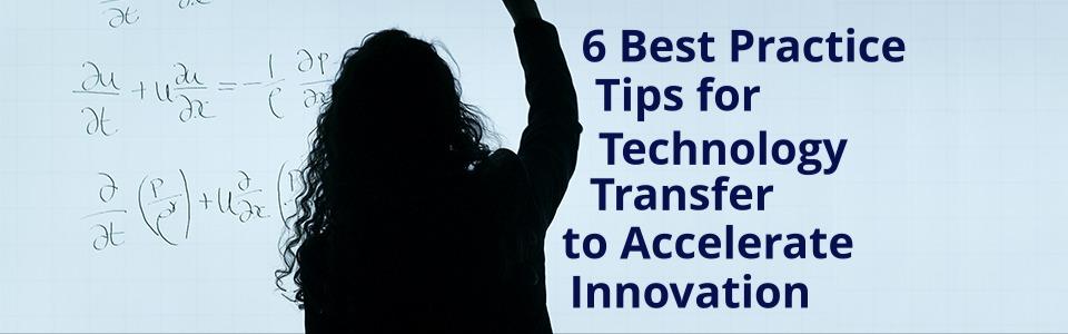 Frau, die eine mathematische Gleichung auf eine Tafel schreibt und der Titel 5 Technology Transfer Best Practice Tips to Accelerate Innovation