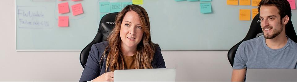 Drei Kollegen sitzen zusammen und bereiten sich darauf vor, ihre Produkte online über eine B2B-Verkaufsplattform weiterzuverkaufen. 