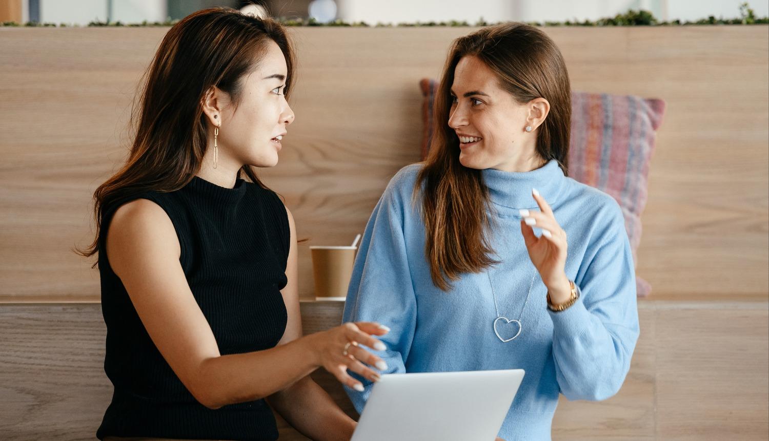 Zwei Frauen diskutieren darüber, ob sie Software entwickeln oder kaufen sollen 