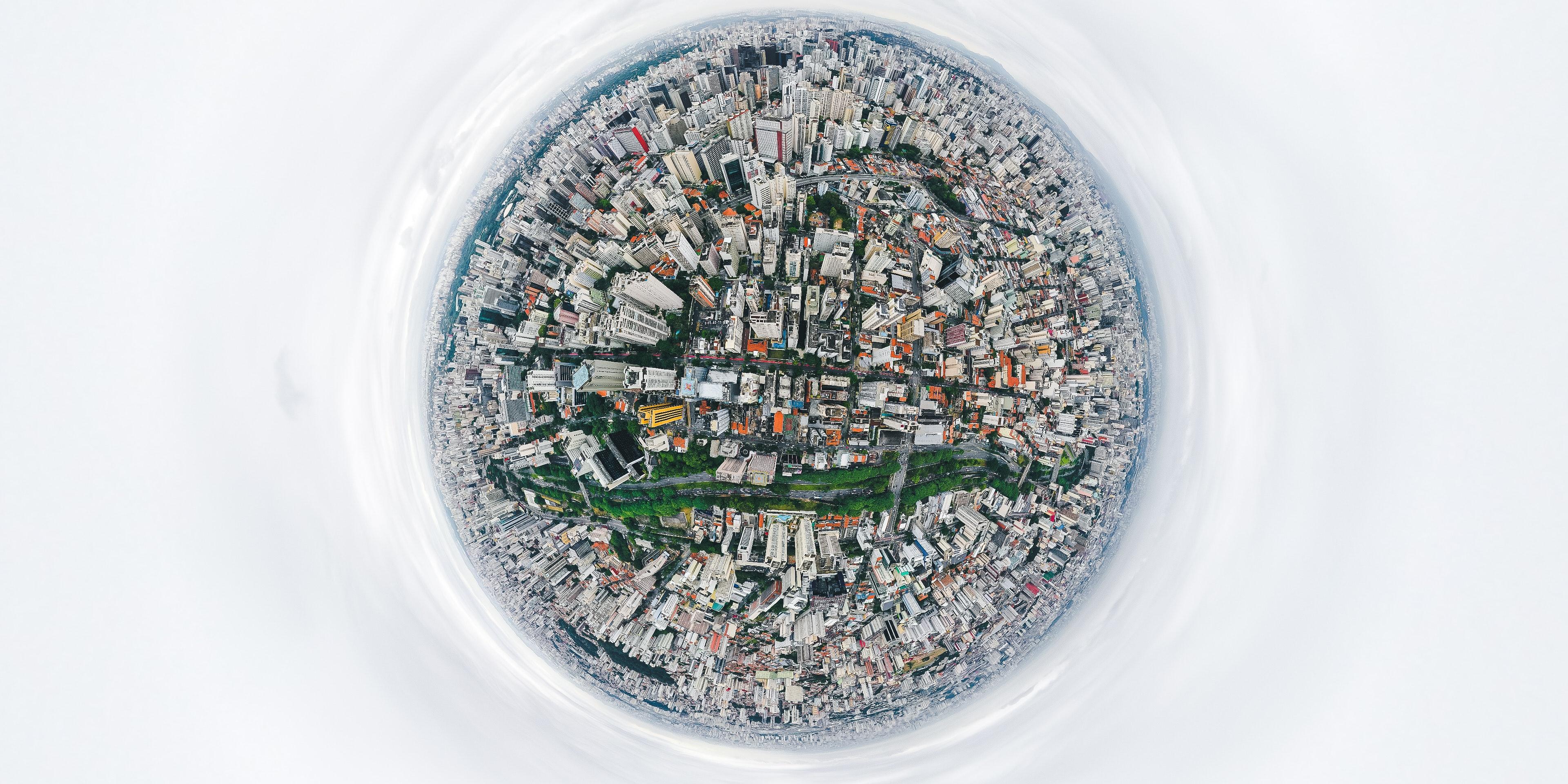 Eine Stadt, die mit einem rectilinear Objektiv von oben fotografiert wurde, so dass sie wie eine Weltkugel aussieht.