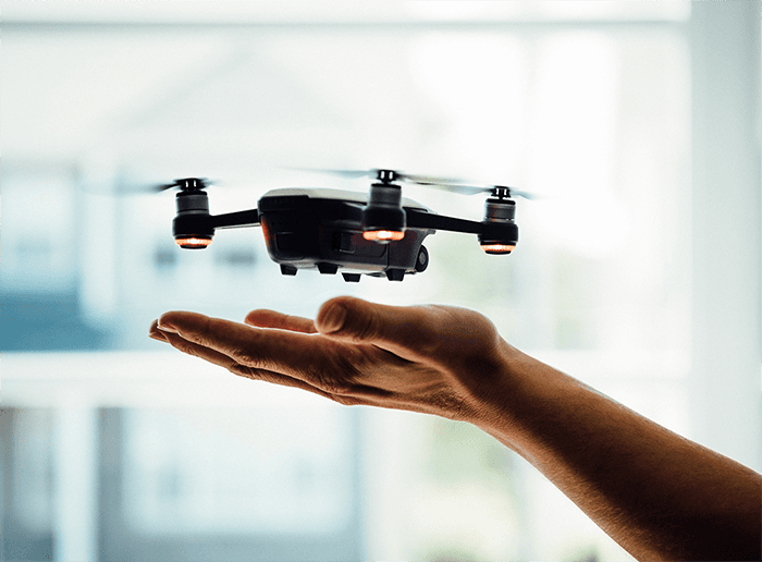 Drohne die über einer Hand schwebt